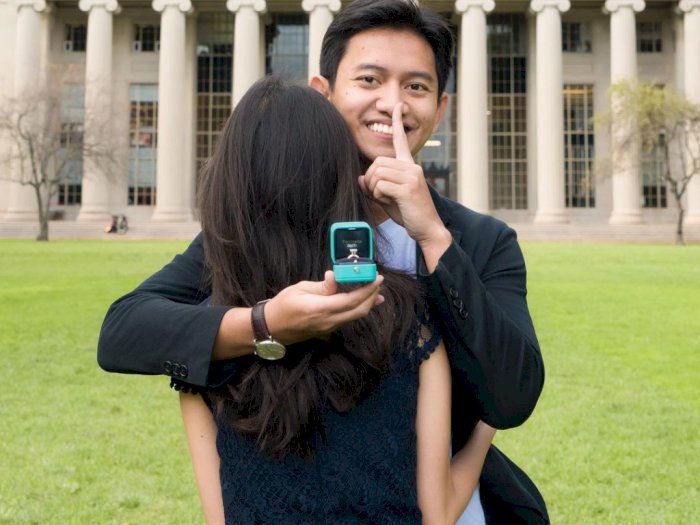 Momen Romantis CEO Ruangguru Belva Devara Lamar Kekasih di Depan Kampus MIT