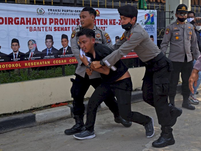 FOTO: Polisi Bubarkan Aksi Demo HUT Banten