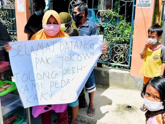 Presiden Jokowi Hampiri Emak-emak Pedagang yang Bentangkan Spanduk di Sorong