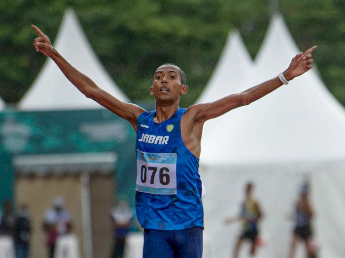 FOTO: Agus Prayogo Juara Lari 5.000 Meter PON Papua