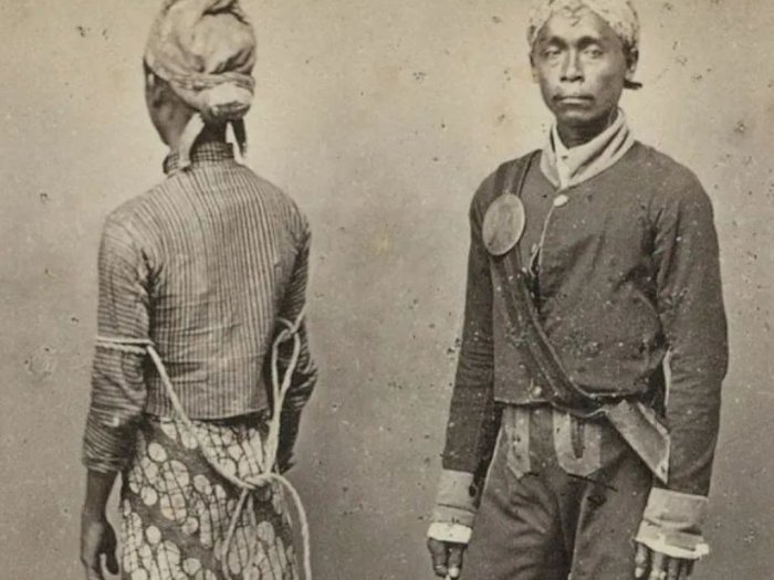 Potret Lawas Tahanan Tahun 1880 yang Diikat Pakai Tali oleh Polisi Ini Curi Perhatian