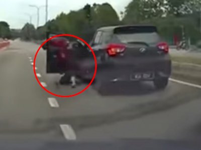 Detik-detik Wanita Terjatuh dari Mobil, Diduga Terjadi Perkelahian dengan Sopir