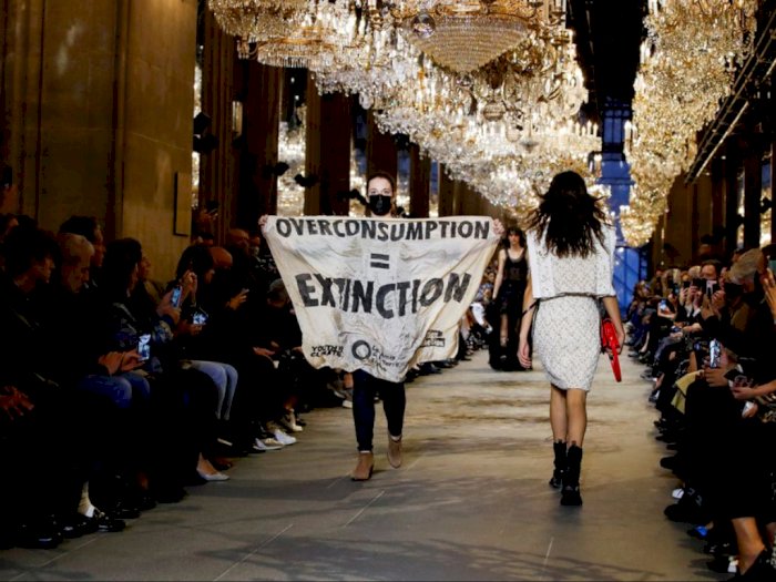 Bikin Heboh! Demonstran Wanita Muncul di Catwalk Louis Vuitton di Paris Fashion Week