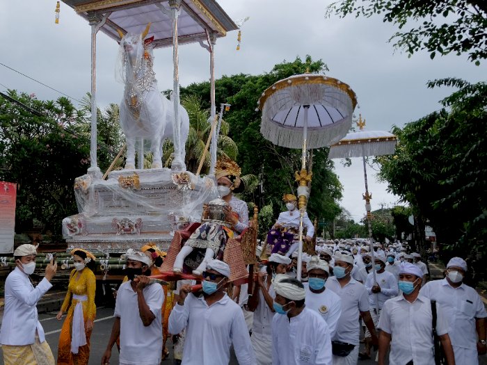 FOTO: Prosesi Upacara Ngaben Pemuka Agama Hindu di Bali