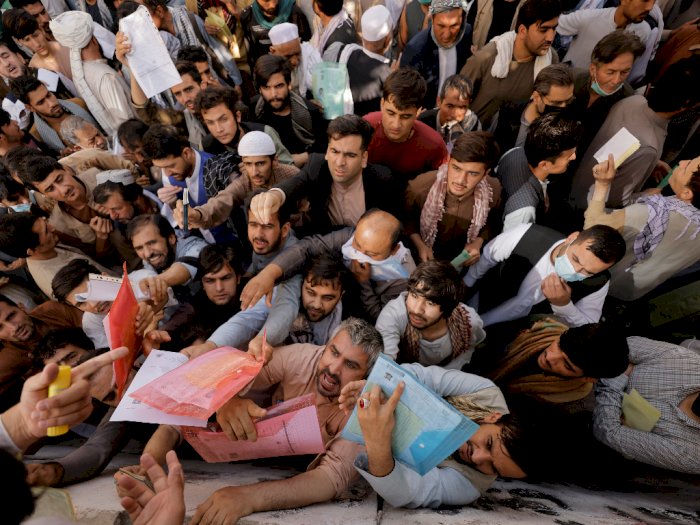 FOTO: Ratusan Orang Mengantri Pembuatan Paspor di Afghanistan