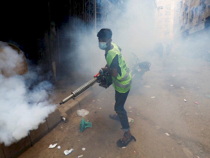 FOTO: Pengasapan Untuk Membendung Penyebaran Virus Dengue di Pakistan