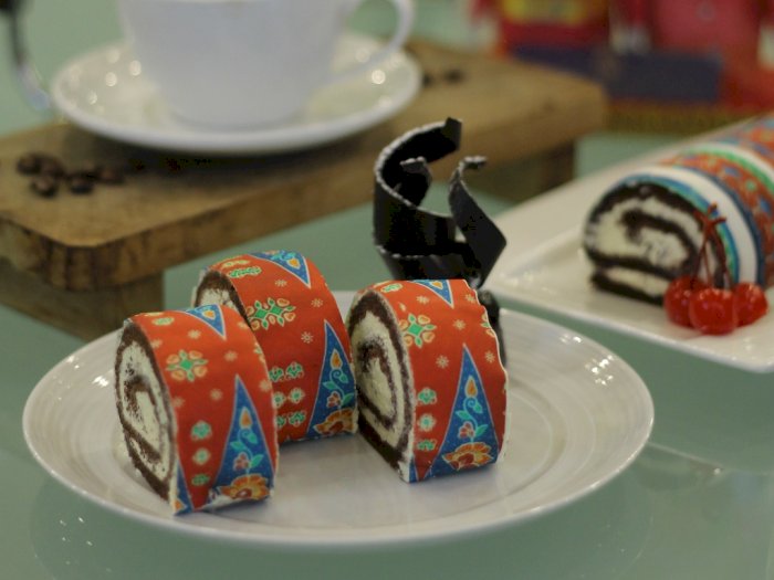 Unik, Cake Roll Ini Dihias dengan Motif Batik Betawi