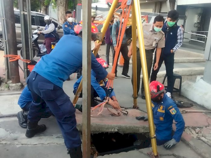 Salut! Petugas Damkar DKI Jakarta Terjun Masuk Selokan Demi Evakuasi Kartu ATM