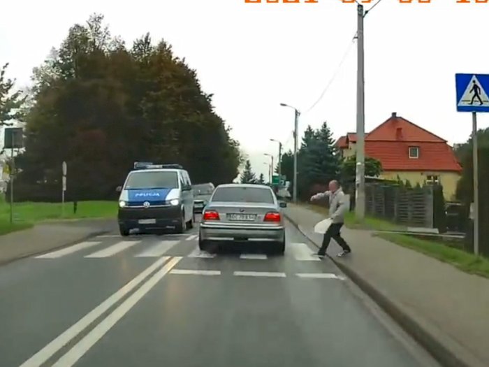 Pengendara Mobil BMW Ini Nyaris Tabrak Pejalan Kaki, Apesnya di Depan Ada Polisi!