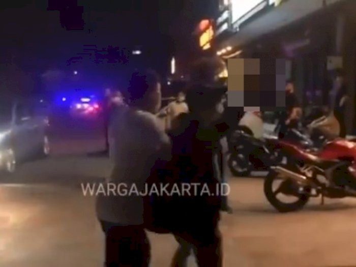 Pria Bertopi Hitam Acungkan Jari Tengah ke Polisi saat Bubarkan Kafe dan Bar di Jakarta
