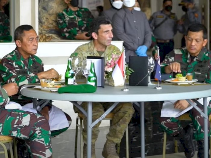 Momen Tentara Australia Disuguhkan Rawon Hingga Klepon saat Berkunjung ke Mabes TNI AD