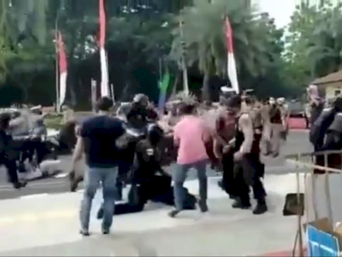 Oknum Polisi Banting Mahasiswa Sampai Kejang-Kejang, saat Bubarkan Pendemo HUT Tangerang