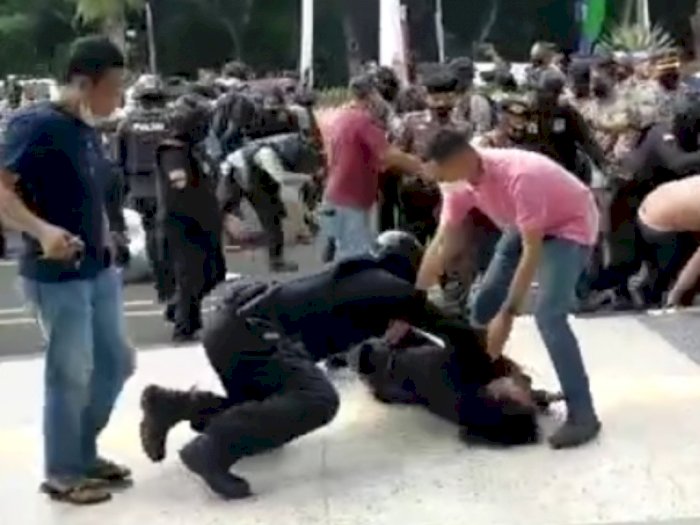 Viral! Massa Pendemo Diduga Di-'smackdown' Oknum Polisi di Tangerang