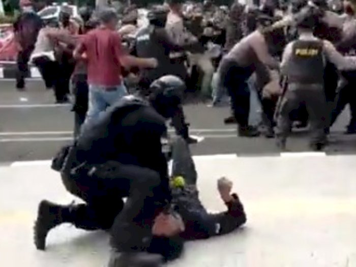 Viral Video Polisi Banting Mahasiswa Sampai Tak Bergerak saat Demo, Sempat Kejang