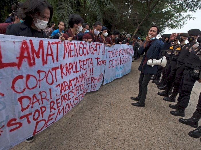 Protes Kekerasan Aparat Terhadap Demonstran, Ini Foto-fotonya