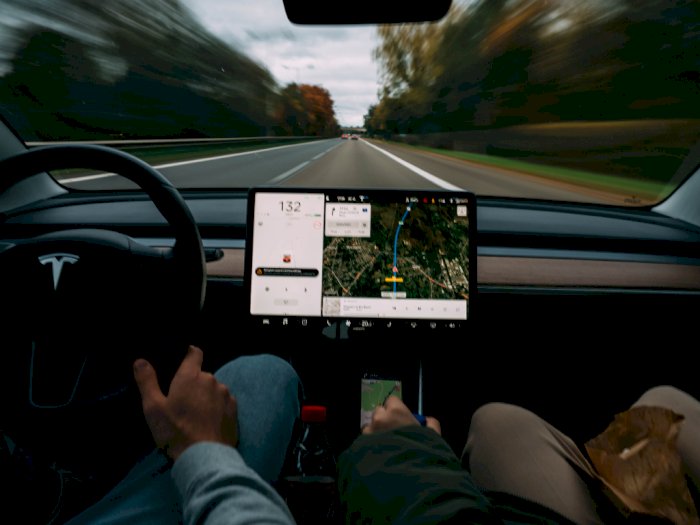 NHTSA ke Tesla: Kenapa Tak Ada Recall Terkait Masalah Autopilot di Mobil Tesla?
