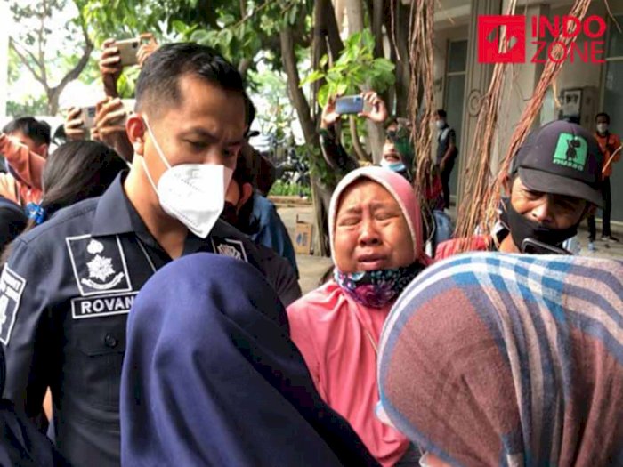 Mengharukan! Ibu Ini Menangis Usai Lihat Pekerja Kantor Pinjol Tangerang Diangkut Polisi