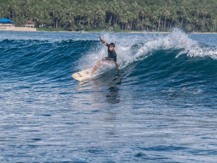 Surfing di Pantai Saroke Nias, Berikut Foto-fotonya