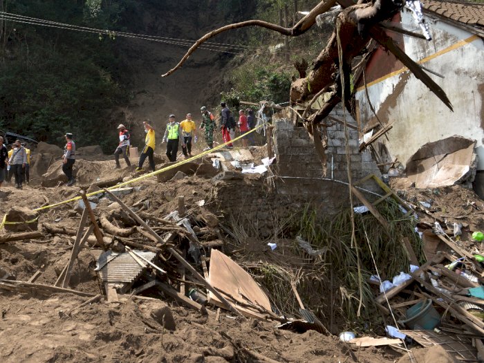 Mensos Risma Berikan Rp300 Juta Lebih untuk Korban  Gempa di Bali