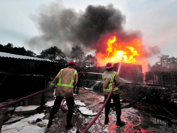 Kebakaran Tempat Penyulingan Minyak Mentah Ilegal, Ini Foto-fotonya
