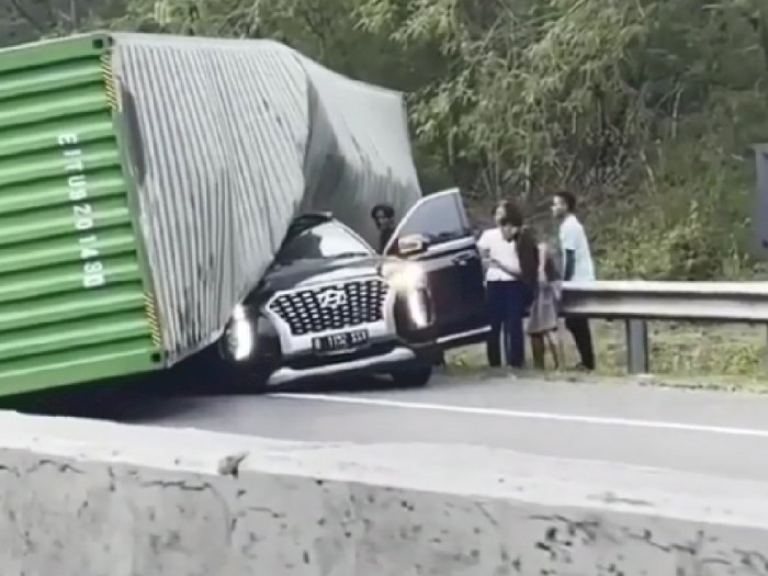 Mobil Hyundai Palisade Tertimpa Truk di Tol Cipularang, Korbannya Direktur Indomaret
