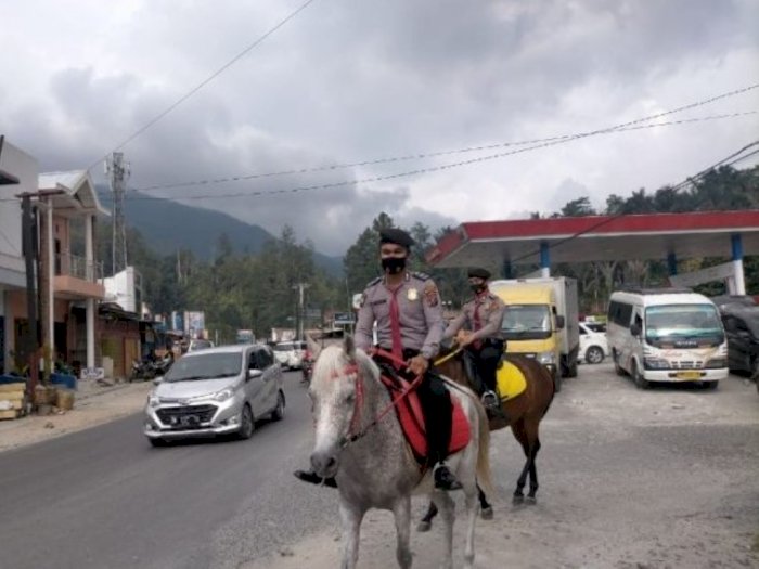 Ingin Membuat Wisatawan Nyaman, Polisi Patroli Berkuda di Parapat
