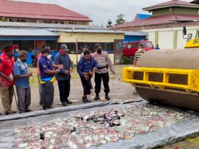 Polisi Jayawijaya Musnahkan 1.008 Botol Minuman Keras Selundupan