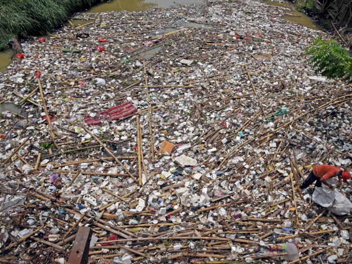Sampah Menumpuk di Muara Sungai Cibanten, Ini Foto-fotonya