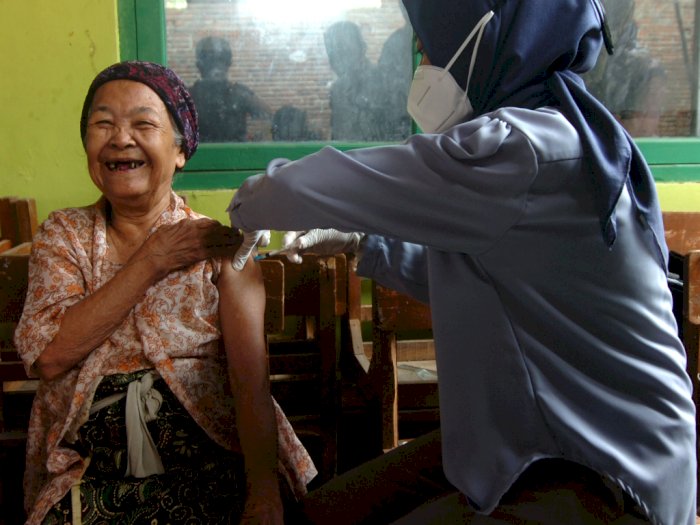 Lansia Tertua di Kota Tegal Mengikuti Vaksinasi, Ini Foto-fotonya