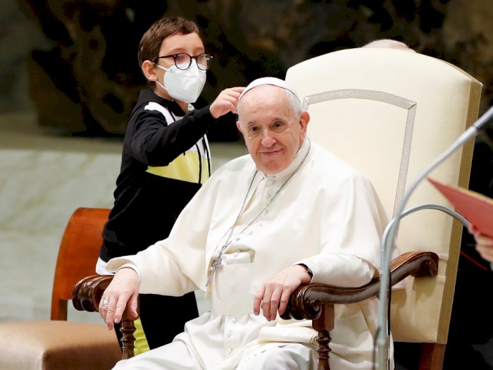 Bocah 10 Tahun Curi Perhatian Setelah Mengambil Topi Paus Fransiskus, Aksi Lucunya Viral