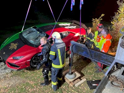 Mobil Lamborghini Ini Tercebur ke Sungai, Pengemudi Dilaporkan Salah Injak Pedal Rem!