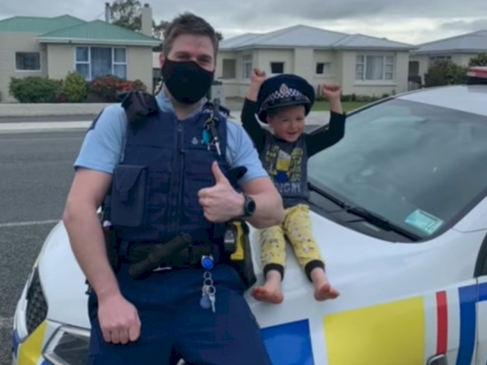 Polisi Selandia Baru Respon Telepon Darurat dari Bocah Cuma untuk Melihat Mainan, Salut!