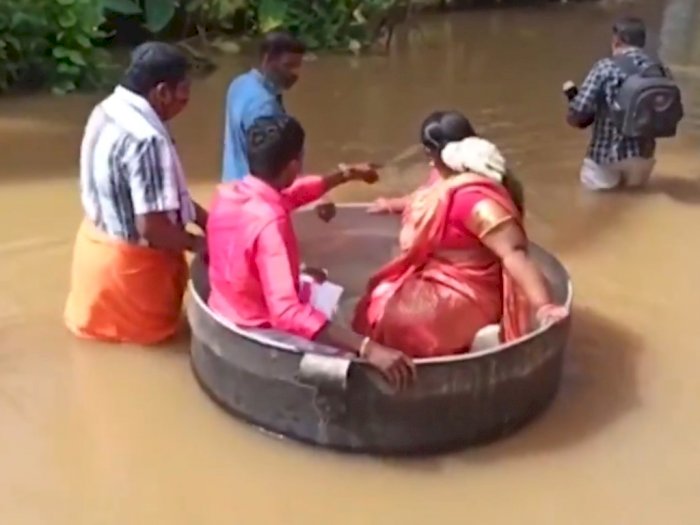 Pasangan Ini Terpaksa Naik Panci Besar ke Pernikahan untuk Menghindari Banjir
