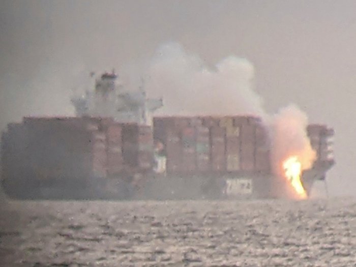 Kebakaran Kontainer Kapal Kargo di Lepas Pantai Kanada, Ini Foto-fotonya