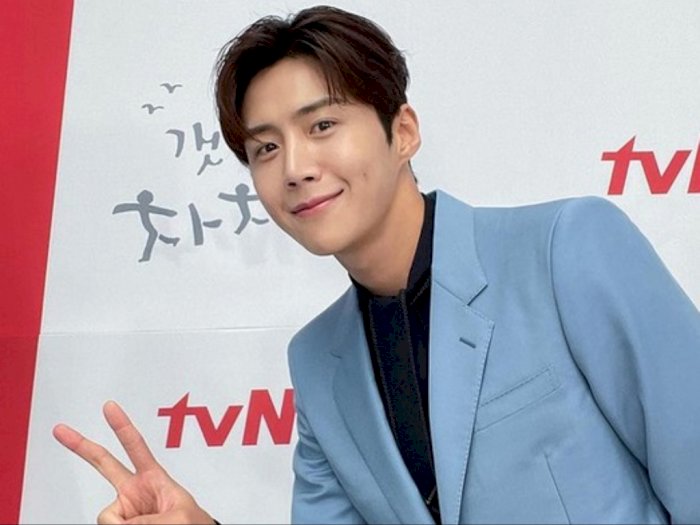 Wajah Kim Seon Ho Diburamkan di Klip Start Up, Fans Anggap tvN Berlebihan