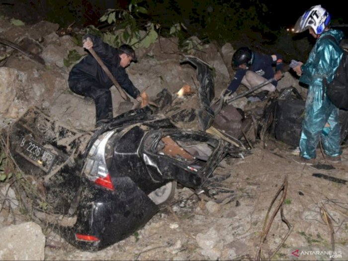 Pilu Ibu dan Anak Tewas di Dalam Mobil, Tertimpa Batu Raksasa saat Longsor di Sibolangit