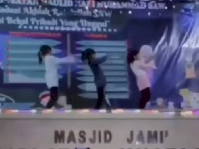 Tak Patut, Tiga Bocah Perempuan Joget TikTok di Masjid saat Perayaan Maulid Nabi di Lotim