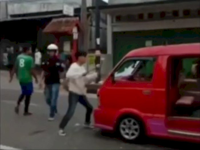 Puluhan Massa Ngamuk Rusak Angkot di Cianjur, Kabur Usai Serempet Pemotor Hingga Jatuh