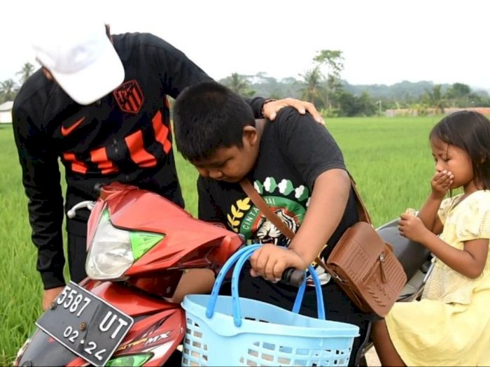 Kisah Haru Kakak-Adik Penjual Serabi Berpenghasilan Rp10 Ribu yang Ketiban Rezeki Nomplok