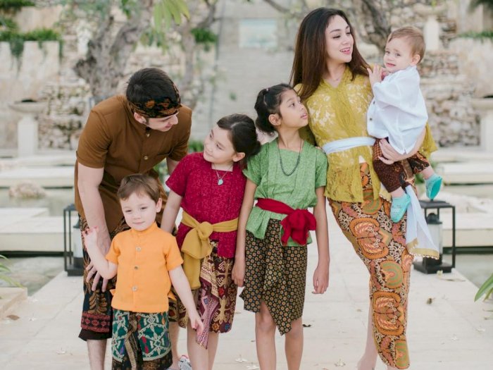 Potret Kedekatan Celine Evangelista Bersama Anak-anaknya, Ada yang Mukanya Bule Banget!