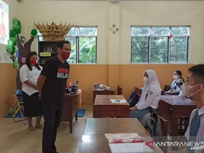 Berkunjung ke Medan, Nadiem Puji Sekolah yang Punya Rumah Ibadah dari Berbagai Agama