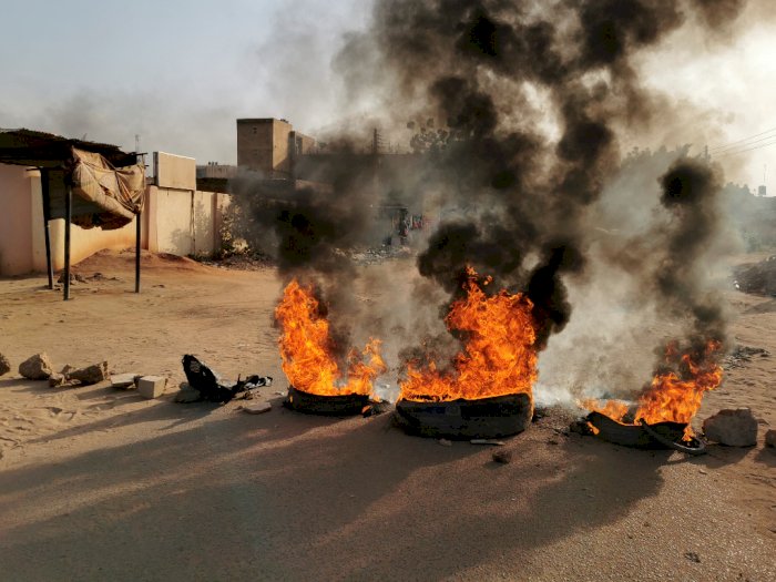 FOTO: Pengunjuk Rasa Pro-militer Memblokir Jalan dan Jembatan di Khartoum, Sudan