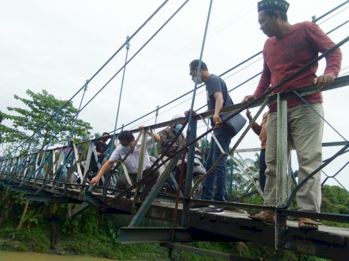 Jembatan Gantung di Binjai Hampir Roboh, Warga Menanti Perbaikan