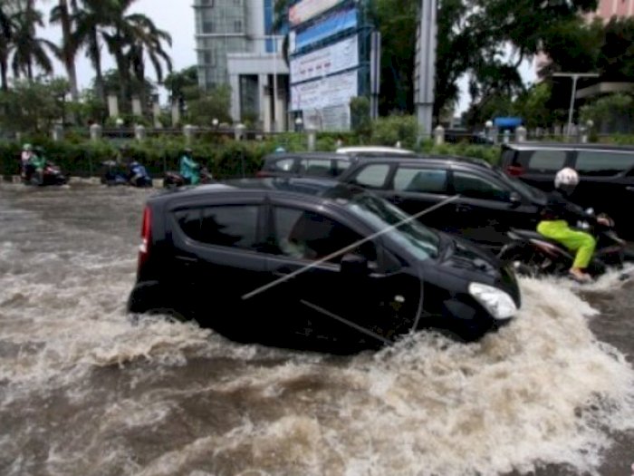 Hadapi Musim Hujan, Berikut Cara Mengatasi Mobil Matic yang Terendam Banjir