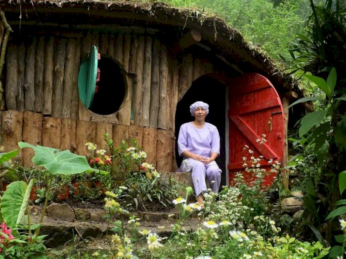 Kisah Guru yang Membangun Gubuk Lapangan Fantasi, Ciptakan 'Rumah Hobbit' di Desa Hijau