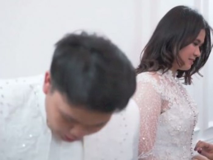 Potret Kiki Eks Coboy Junior Fitting Baju Pengantin dengan Seorang Wanita, Mau Menikah?
