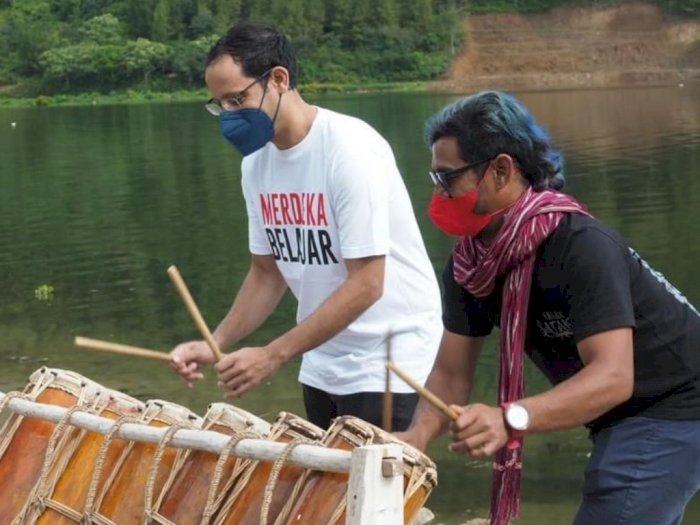 Nginap di Rumah Warga, Nadiem Asyik Belajar Alat Musik Tradisional Batak Toba