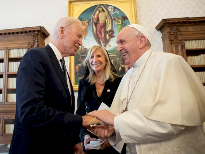 Momen Presiden Joe Biden Beri Koin ke Paus Fransiskus: Teringat Tentang Mendiang Anak
