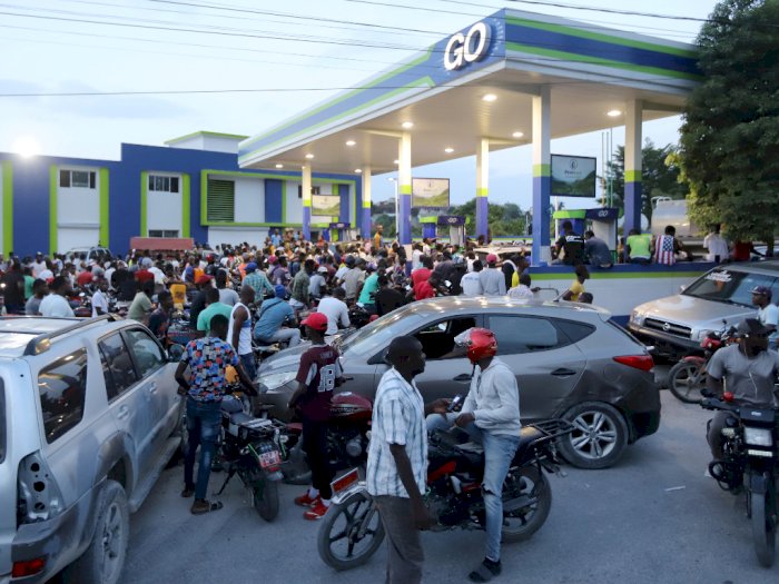 Krisis Bahan Bakar, Ribuan Orang Mengantri BBM di Haiti, Ini Foto-fotonya