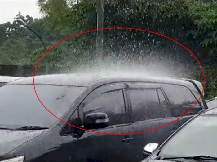 Viral Video Fenomena Aneh Hujan Turun Hanya Mengenai Satu Mobil: Allah Maha Kuasa